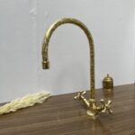 Robinet de salle de bain en laiton brut — Artisanat marocain authentique
