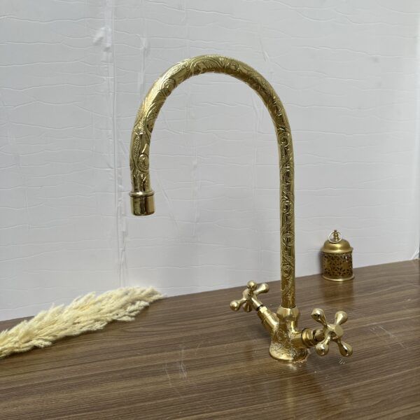 Robinet de salle de bain en laiton brut — Artisanat marocain authentique