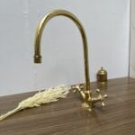 Robinet simple de salle de bain en laiton brut — Artisanat marocain authentique