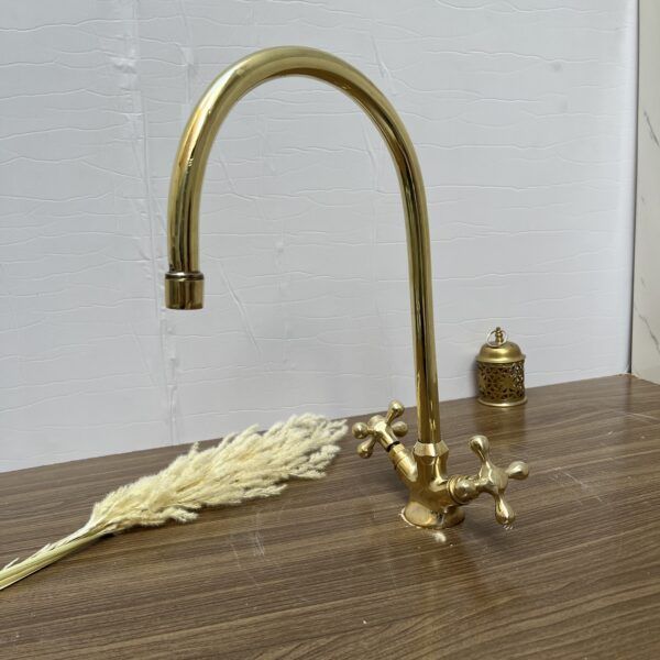 Robinet simple de salle de bain en laiton brut — Artisanat marocain authentique