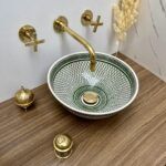 Élégante vasque marocaine peinte à la main – Accent Vert pour une salle de bain chic