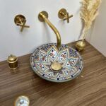 Élégante vasque marocaine peinte à la main – pour une salle de bain chic