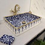 Elégante rectangulaire vasque marocaine traditionnelle en ceramique orne de details en cuivre