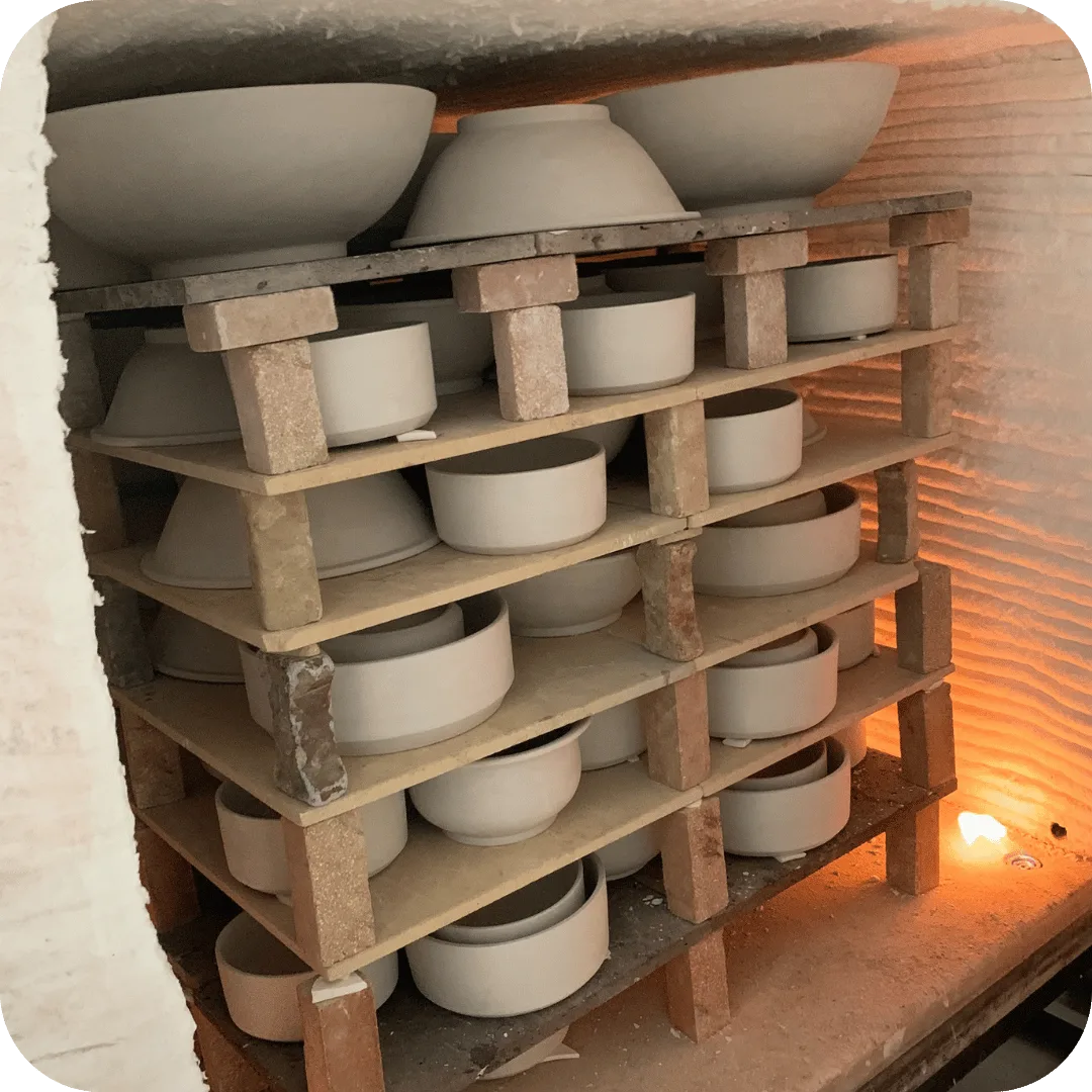 Vasques en céramique crue posées sur les claies de séchage de l’atelier, avant la cuisson