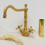 Robinet de salle de bain en laiton brut — Artisanat marocain authentique
